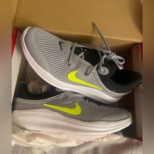 NEW! Nike wolf gray nike acmi running shoes for kids
